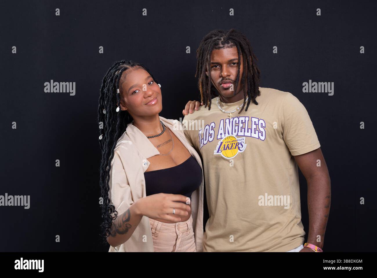 Salvador, Bahia, Brasile - 3 maggio 2025: Coppia amorevole che indossa abiti casual. Persone innamorate, relazioni. Isolato su sfondo nero. LOV Foto Stock