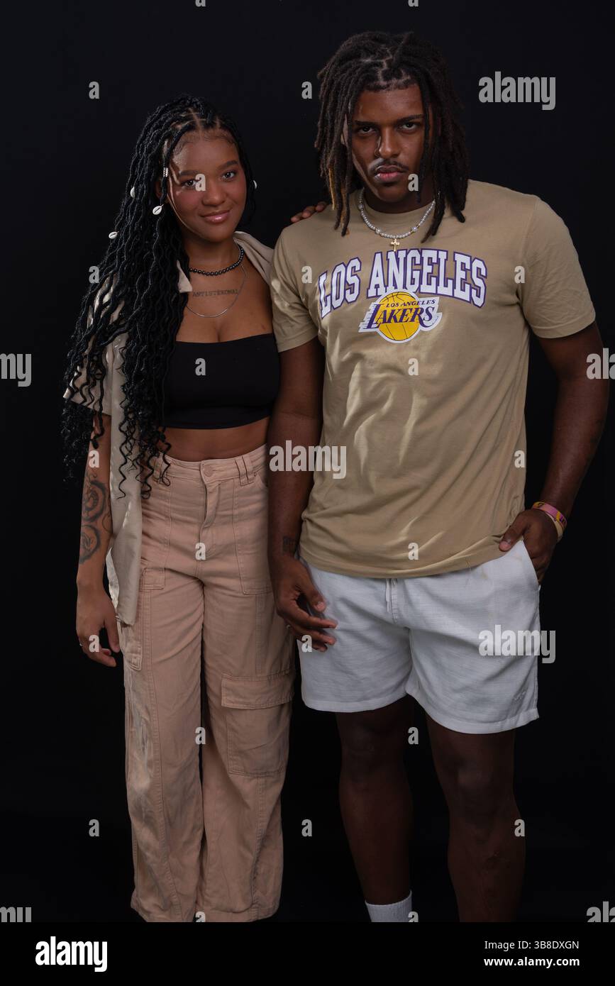 Salvador, Bahia, Brasile - 3 maggio 2025: Coppia amorevole che indossa abiti casual. Persone innamorate, relazioni. Isolato su sfondo nero. LOV Foto Stock