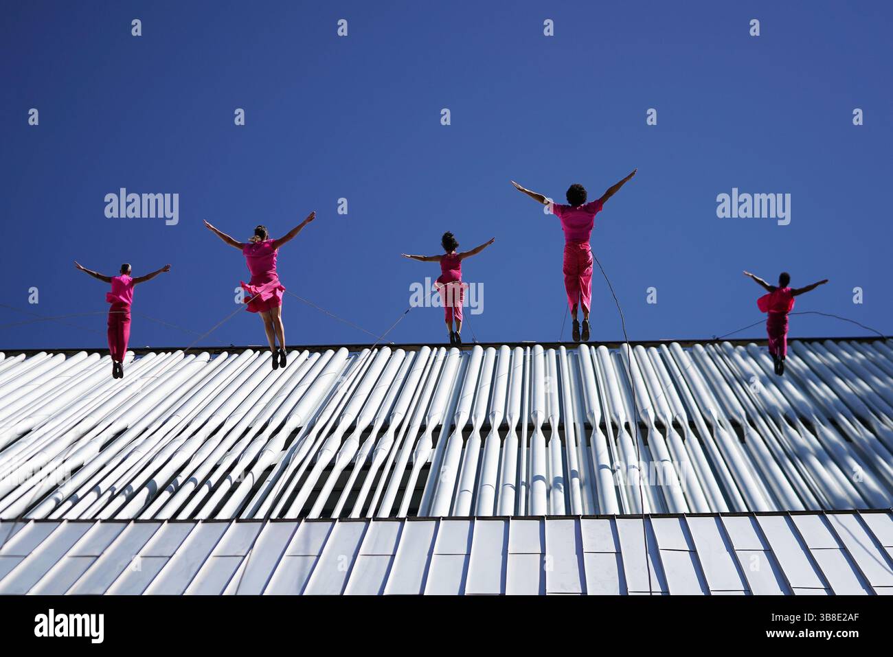 13 aprile 2024, Dallas, Texas, Stati Uniti: Dallas, Texas, Stati Uniti: i membri della compagnia di danza aerea/verticale Bandaloop si esibiscono fuori dal Dee e Charles Wyly Theater presso l'AT&T Performing Arts Center nel distretto artistico del centro di Dallas sabato 13 aprile 2024. (Immagine di credito: © Javier Vicencio/ZUMA Press Wire) Foto Stock