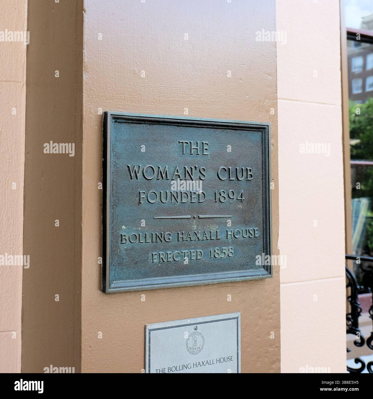 Targa di bronzo a Bolling Haxall House, conosciuta anche come Woman's Club; edificio storico a Richmond, Virginia, costruito da Bolling Haxall nel 1858 Foto Stock