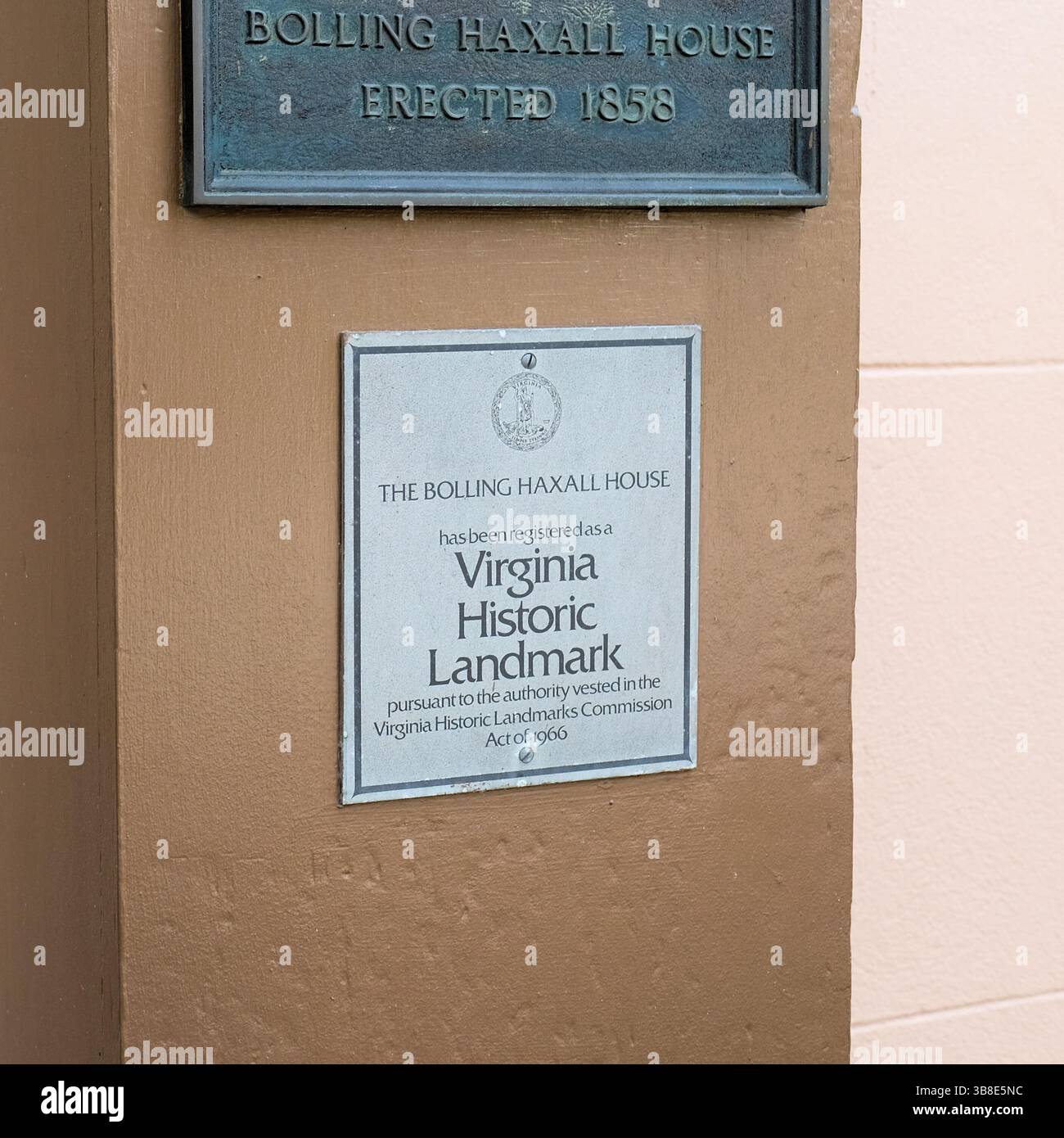 Targa di bronzo a Bolling Haxall House, conosciuta anche come Woman's Club; edificio storico a Richmond, Virginia, costruito da Bolling Haxall nel 1858 Foto Stock