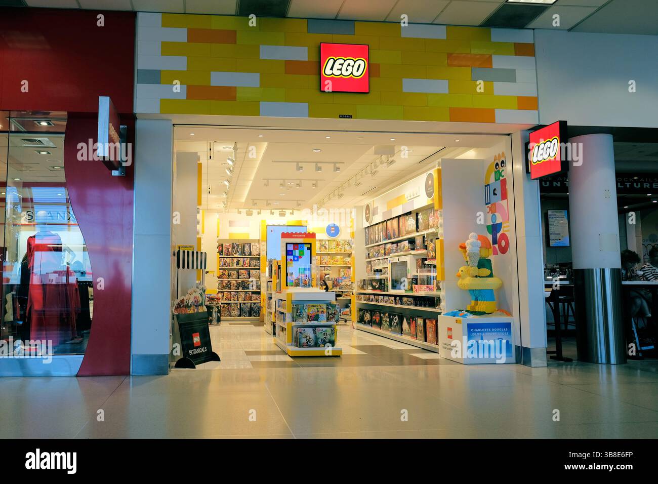 Negozio al dettaglio LEGO presso l'aeroporto internazionale Charlotte Douglass in North Carolina; rivenditore che vende blocchi di giocattoli in plastica con marchio Lego. Foto Stock