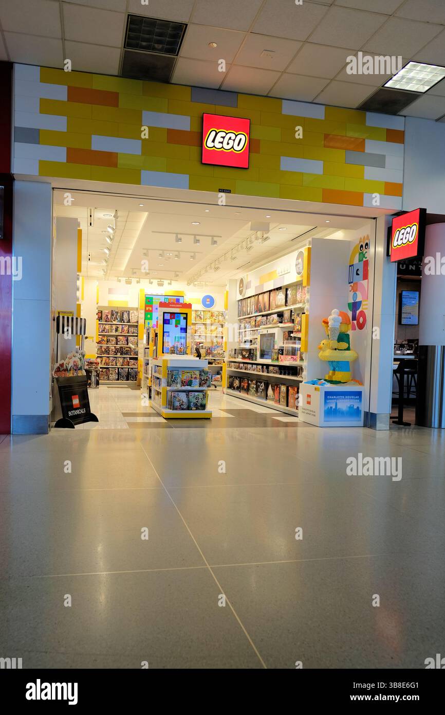 Negozio al dettaglio LEGO presso l'aeroporto internazionale Charlotte Douglass in North Carolina; rivenditore che vende blocchi di giocattoli in plastica con marchio Lego. Foto Stock