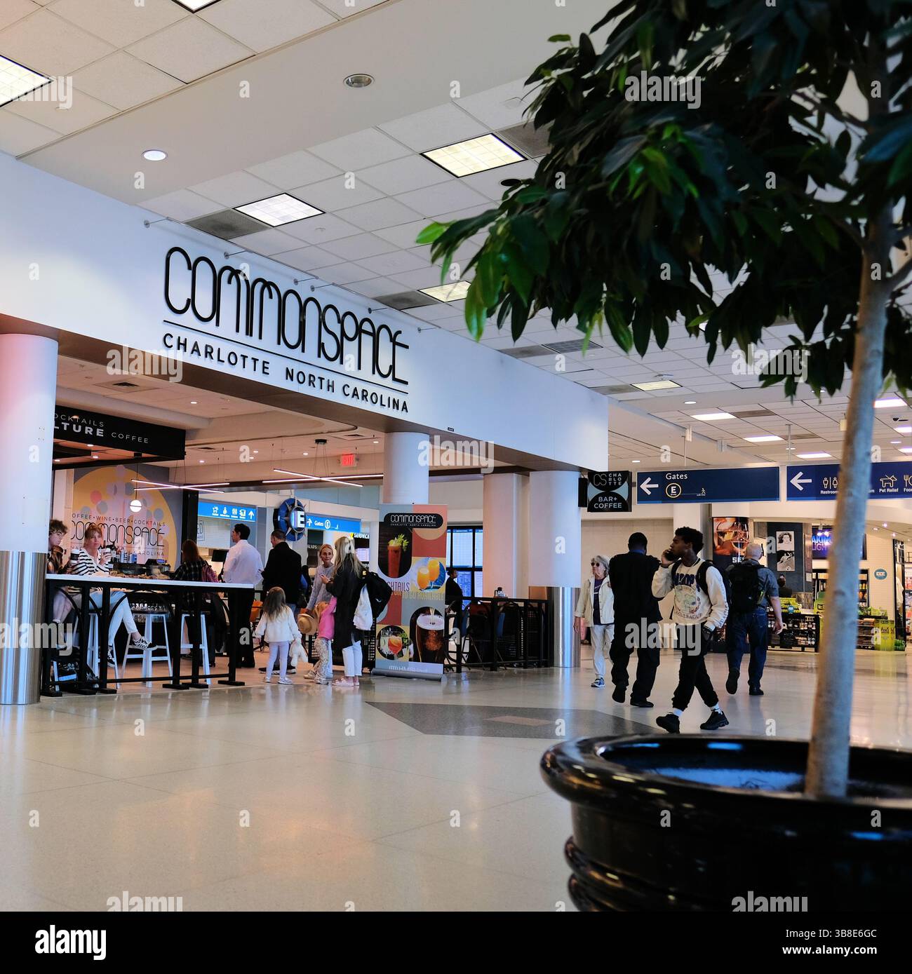 Bar e ristorante CommonSpace situato nell'aeroporto internazionale Douglas di Charlotte; connettore D/e; Charlotte, North Carolina; da asporto. Foto Stock