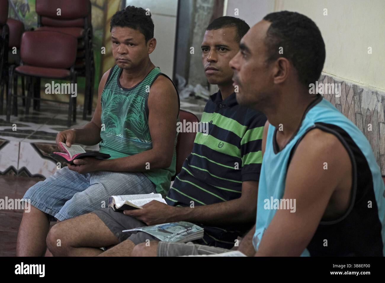 21 aprile 2018, Rio De Janeiro, Rio De Janeiro, Brasile: I tossicodipendenti si riuniscono per discutere della Bibbia in un centro di trattamento informale gestito da una chiesa di Rio de Janeiro. (Immagine di credito: © Diego Herculano/ZUMA Press Wire) Foto Stock