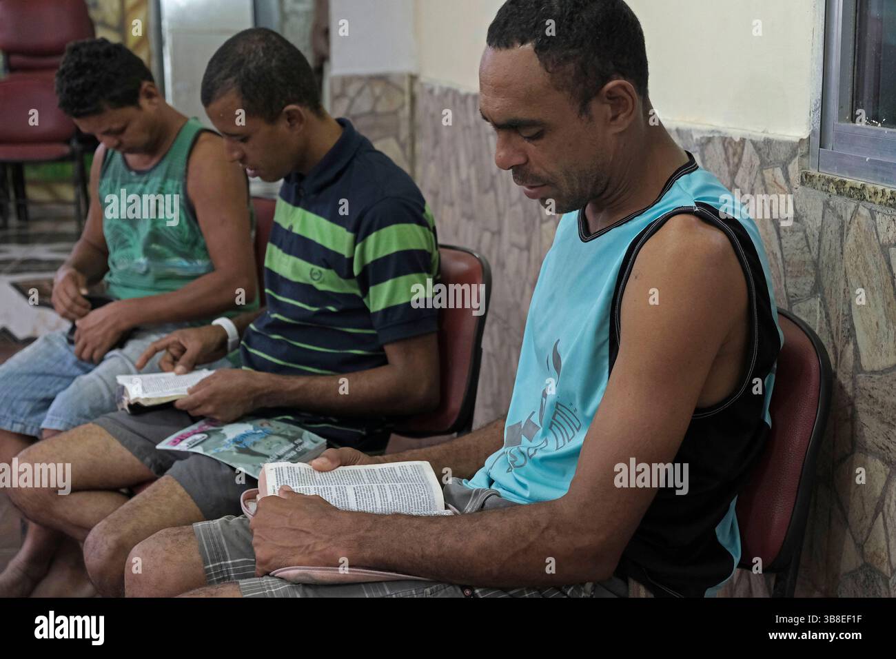 21 aprile 2018, Rio De Janeiro, Rio De Janeiro, Brasile: Ex tossicodipendenti si riuniscono in un centro di riabilitazione informale gestito da una chiesa di Rio de Janeiro. (Immagine di credito: © Diego Herculano/ZUMA Press Wire) Foto Stock