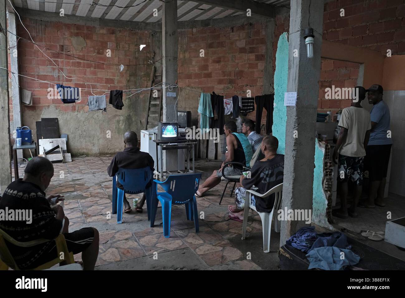 21 aprile 2018, Rio De Janeiro, Rio De Janeiro, Brasile: I tossicodipendenti si riuniscono in un centro di cura gestito da una chiesa nella favela Acari di Rio de Janeiro. (Immagine di credito: © Diego Herculano/ZUMA Press Wire) Foto Stock