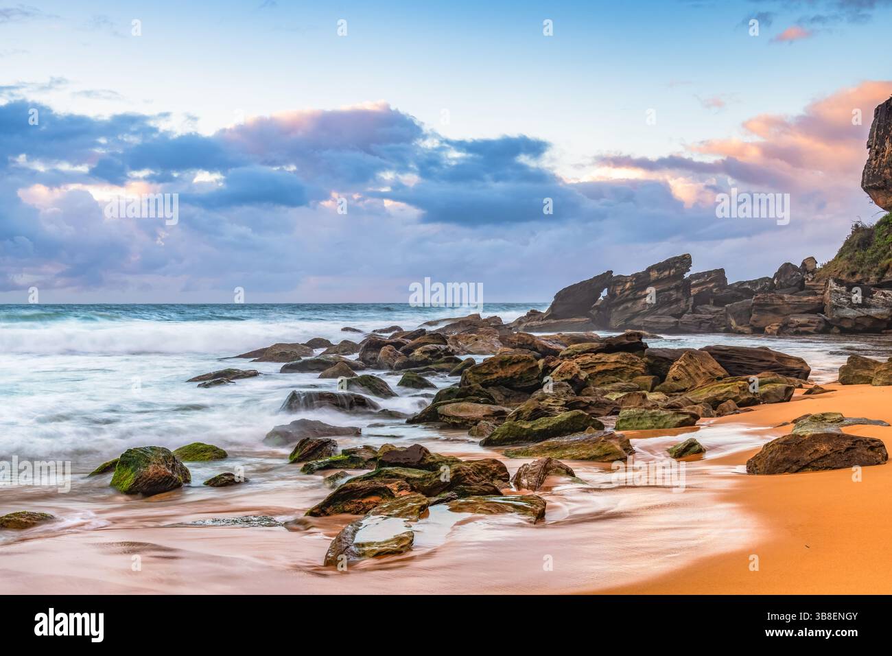 Moody Sunrise Seascape a Killcare Beach sulla costa centrale del nuovo Galles del Sud, Australia. Foto Stock