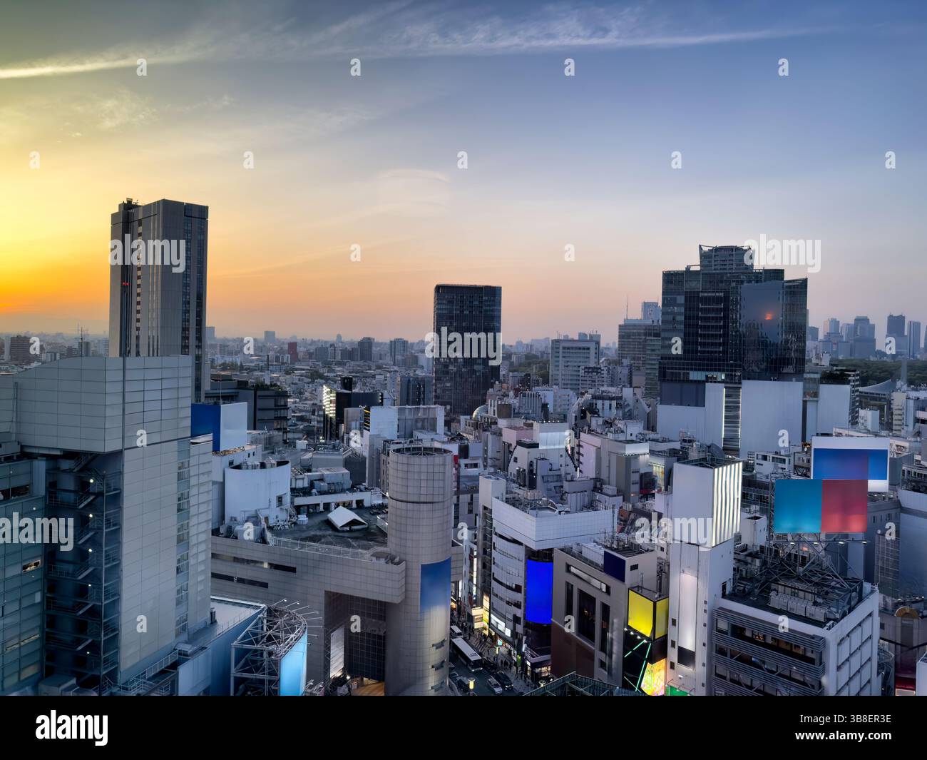 Tramonto sulla città di Tokyo Shibuya in Giappone durante un giorno primaverile della tarda stagione Foto Stock