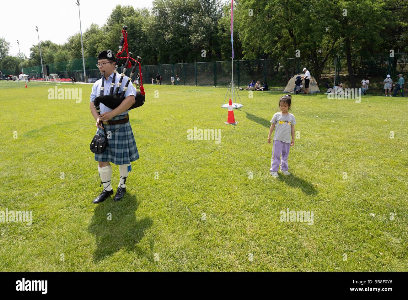 1 giugno 2024, Pechino, Cina: I Giochi delle Highland a Pechino sono una celebrazione annuale della cultura scozzese, che promuove il patrimonio e le tradizioni scozzesi in Cina. L'evento presenta competizioni di forza e agilità come il lancio di caber e il tiro alla guerra, nonché spettacoli di danza scozzese e musica tradizionale, tra cui cornamuse. I partecipanti possono anche gustare cibo e artigianato scozzesi, creando un'esperienza festosa per tutte le età. (Immagine di credito: © Francois Nadeau/ZUMA Press Wire) Foto Stock