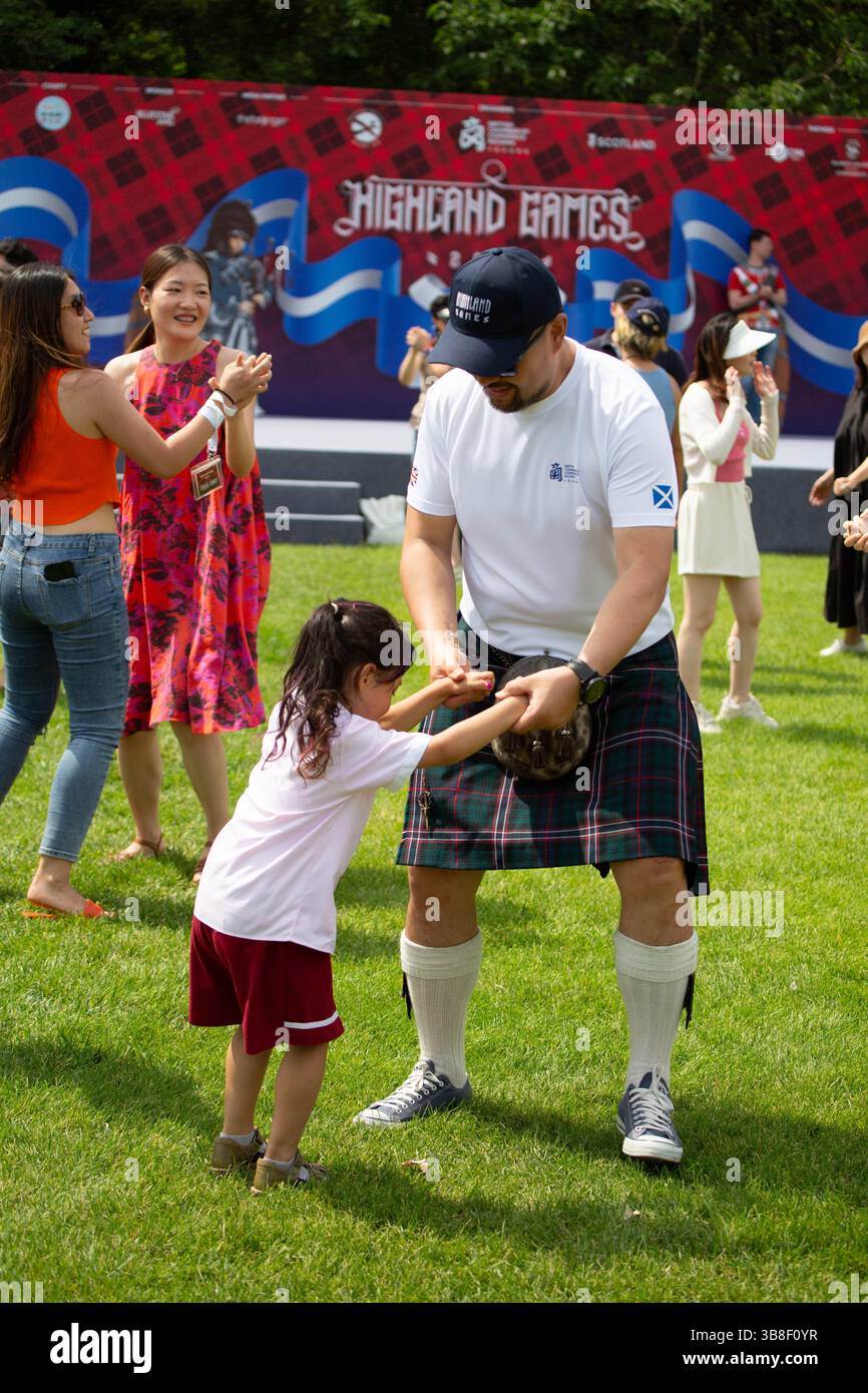 1 giugno 2024, Pechino, Cina: I Giochi delle Highland a Pechino sono una celebrazione annuale della cultura scozzese, che promuove il patrimonio e le tradizioni scozzesi in Cina. L'evento presenta competizioni di forza e agilità come il lancio di caber e il tiro alla guerra, nonché spettacoli di danza scozzese e musica tradizionale, tra cui cornamuse. I partecipanti possono anche gustare cibo e artigianato scozzesi, creando un'esperienza festosa per tutte le età. (Immagine di credito: © Francois Nadeau/ZUMA Press Wire) Foto Stock