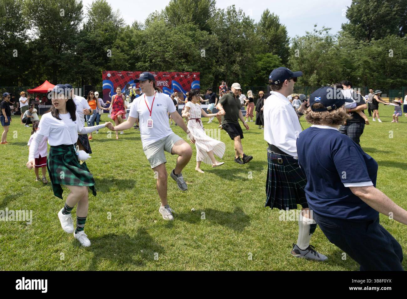 1 giugno 2024, Pechino, Cina: I Giochi delle Highland a Pechino sono una celebrazione annuale della cultura scozzese, che promuove il patrimonio e le tradizioni scozzesi in Cina. L'evento presenta competizioni di forza e agilità come il lancio di caber e il tiro alla guerra, nonché spettacoli di danza scozzese e musica tradizionale, tra cui cornamuse. I partecipanti possono anche gustare cibo e artigianato scozzesi, creando un'esperienza festosa per tutte le età. (Immagine di credito: © Francois Nadeau/ZUMA Press Wire) Foto Stock