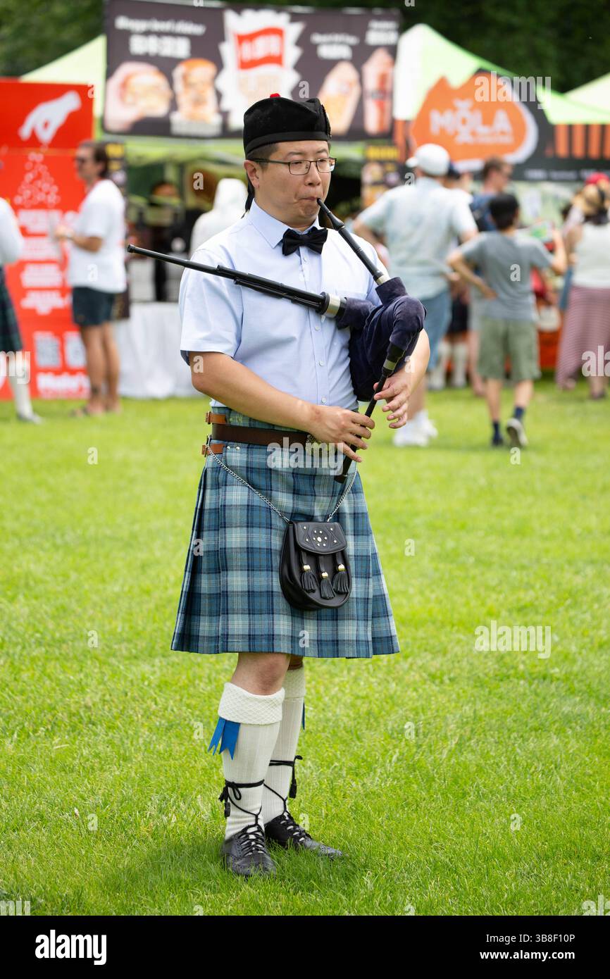 1 giugno 2024, Pechino, Cina: I Giochi delle Highland a Pechino sono una celebrazione annuale della cultura scozzese, che promuove il patrimonio e le tradizioni scozzesi in Cina. L'evento presenta competizioni di forza e agilità come il lancio di caber e il tiro alla guerra, nonché spettacoli di danza scozzese e musica tradizionale, tra cui cornamuse. I partecipanti possono anche gustare cibo e artigianato scozzesi, creando un'esperienza festosa per tutte le età. (Immagine di credito: © Francois Nadeau/ZUMA Press Wire) Foto Stock
