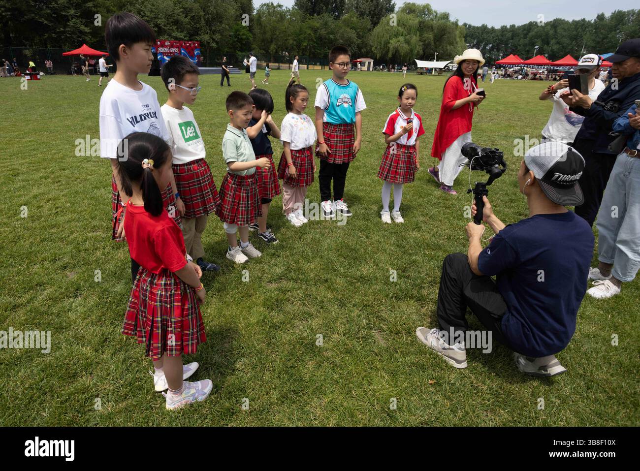 1 giugno 2024, Pechino, Cina: I Giochi delle Highland a Pechino sono una celebrazione annuale della cultura scozzese, che promuove il patrimonio e le tradizioni scozzesi in Cina. L'evento presenta competizioni di forza e agilità come il lancio di caber e il tiro alla guerra, nonché spettacoli di danza scozzese e musica tradizionale, tra cui cornamuse. I partecipanti possono anche gustare cibo e artigianato scozzesi, creando un'esperienza festosa per tutte le età. (Immagine di credito: © Francois Nadeau/ZUMA Press Wire) Foto Stock