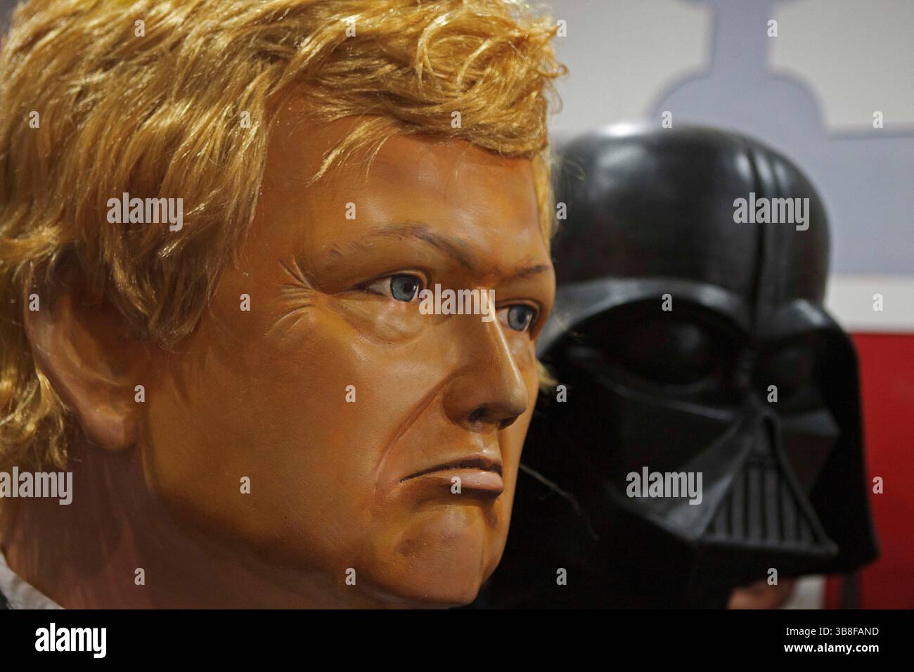 10 ottobre 2016, Recife, Pernambuco, Brasile: Le figure giganti di DONALD TRUMP e DARTH VADER stanno fianco a fianco. Queste grandi figure di carnevale sono una tradizione del Carnevale di Pernambuco nel nord-est del Brasile (immagine di credito: © Diego Herculano/ZUMA Press Wire) Foto Stock