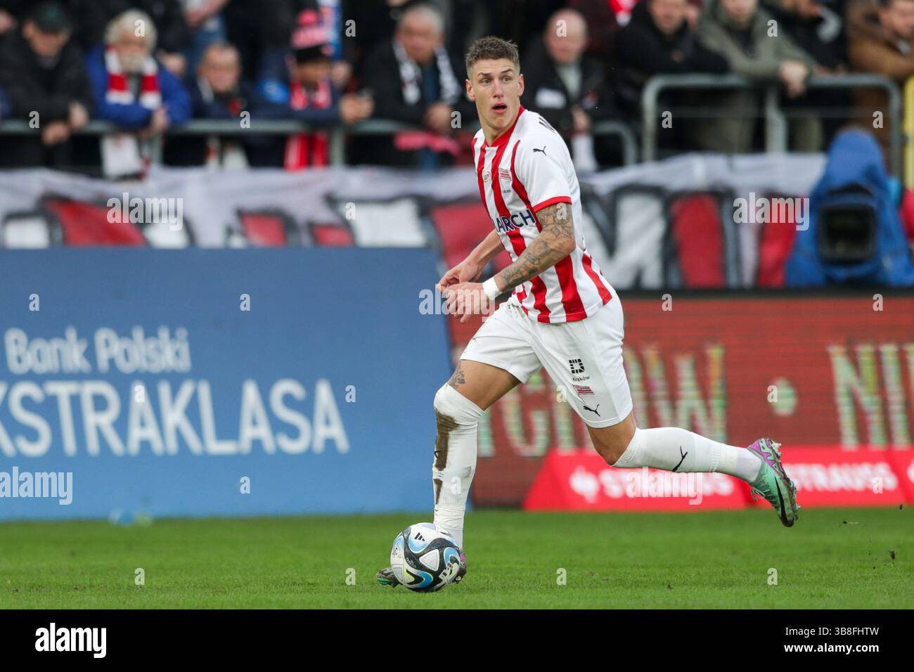 10 febbraio 2024, KrakÃ³W, Polonia: Patryk Makuch di Cracovia visto in azione durante la partita di calcio polacca PKO Ekstraklasa League 2023/2024 tra Cracovia Cracovia e Radomiak Radom allo stadio Cracovia. Punteggio finale; Cracovia Krakow 6:0 Radomiak Radom. (Immagine di credito: © Grzegorz Wajda/SOPA Images via ZUMA Press Wire) Foto Stock