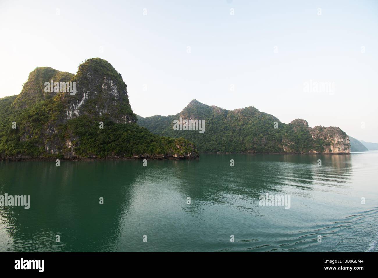 Crociera sulla baia di ha Long Foto Stock