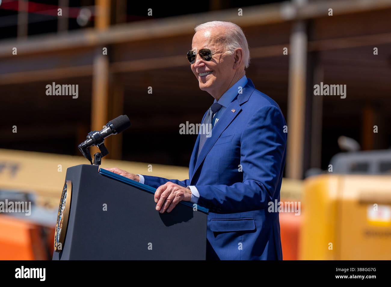 20 marzo 2024, Chandler, Arizona, Stati Uniti d'America: Il presidente degli Stati Uniti Joe Biden presenta le sue osservazioni annunciando la concessione di CHIPS and Science Act a Intel Corporation per espandere la produzione di semiconduttori negli Stati Uniti presso l'Intel Ocotillo Campus, 20 marzo 2024, a Chandler, Arizona. (Immagine di credito: © Adam Schultz/Casa Bianca/Planet Pix tramite ZUMA Press Wire) Foto Stock