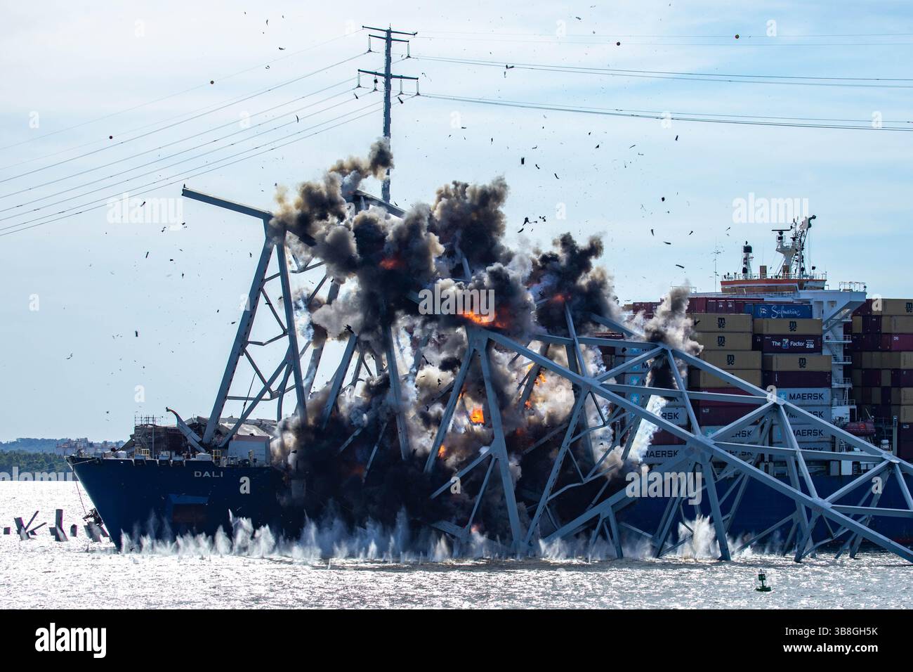 13 maggio 2024, Dundalk, Maryland, Stati Uniti d'America: Gli esperti di demolizione lanciano a distanza cariche esplosive di precisione per tagliare la sezione 4 delle rimanenti capriate d'acciaio dal crollato Francis Scott Key Bridge, 13 maggio 2024, vicino a Dundalk, Maryland. Il ponte è stato colpito dalla nave container MV Dali da 984 piedi il 26 marzo e crollò uccidendo sei lavoratori. (Immagine di credito: © Christopher Rosario/U.S. Army/Planet Pix tramite ZUMA Press Wire) Foto Stock