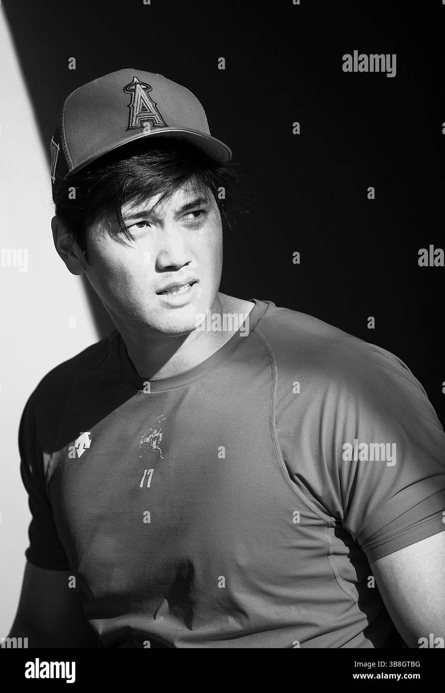9 dicembre 2023, Los Angeles, California, USA: Shohei Ohtani firma con i Los Angeles Dodgers un contratto di 10 anni da 700 milioni di dollari su un giocatore di 35 milioni all'anno e 35 milioni di dollari all'anno. FOTO DEL FILE: Shohei Ohtani n. 17 dei Los Angeles Dodgers durante il riscaldamento prima della partita di allenamento primaverile contro i Los Angeles Dodgers martedì 5 aprile 2022 al Dodger Stadium di Los Angeles, California. I Dodgers sconfiggono gli Angels, 5-0. ARIANA RUIZ/PI (immagine di credito: © PI via ZUMA Press Wire) Foto Stock