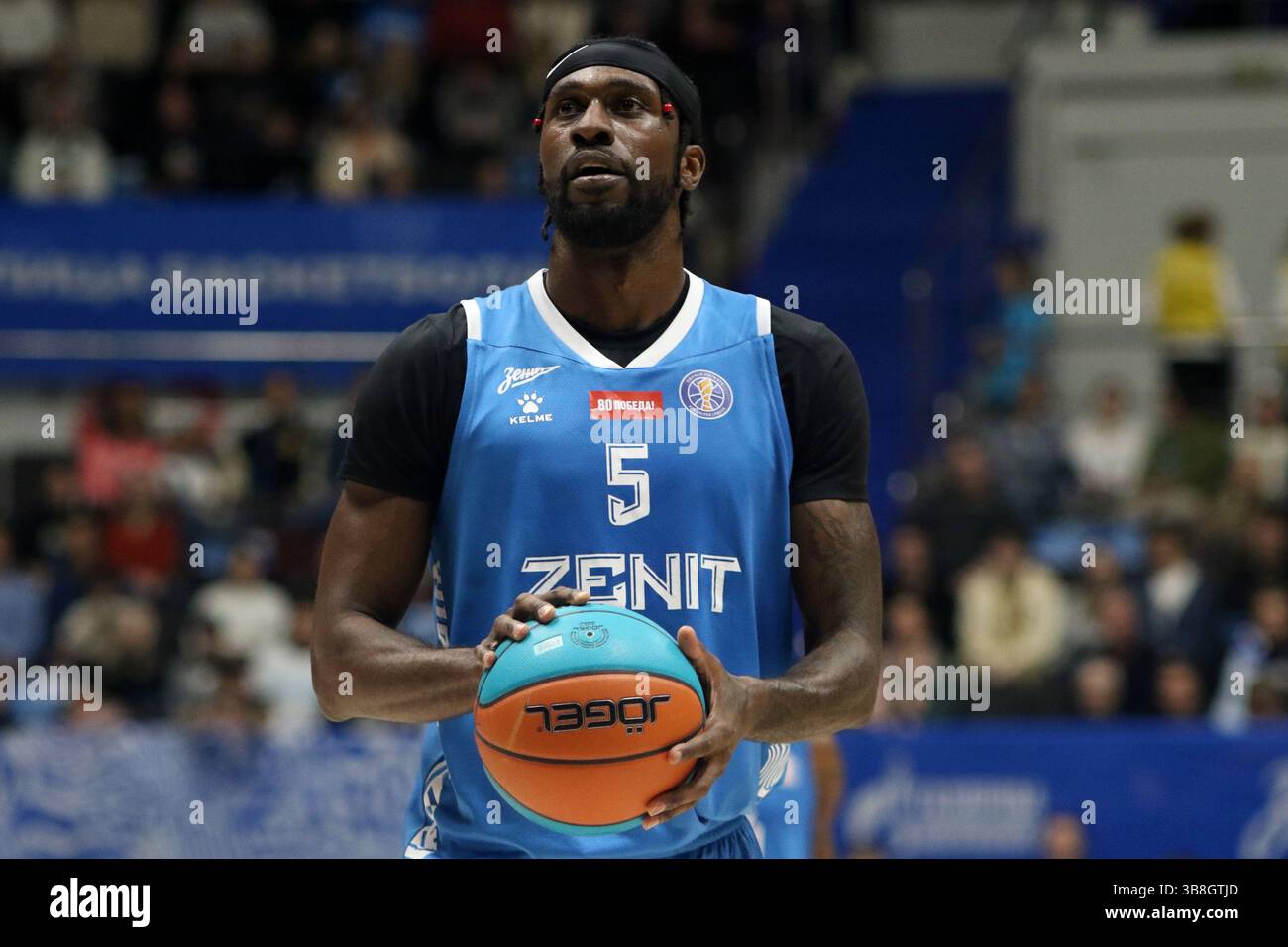 San Pietroburgo, Russia. 7 maggio 2025. Okaro White (5) di Zenit in azione durante la partita di basket della VTB United League, playoff, 1/2 finali, 2 partite, tra Zenit San Pietroburgo e Lokomotiv Kuban Krasnodar alla "Kck Arena", a San Pietroburgo, Russia. Punteggio finale; Zenit 85:80 Lokomotiv Kuban. (Foto di Maksim Konstantinov/SOPA Images/Sipa USA) credito: SIPA USA/Alamy Live News Foto Stock