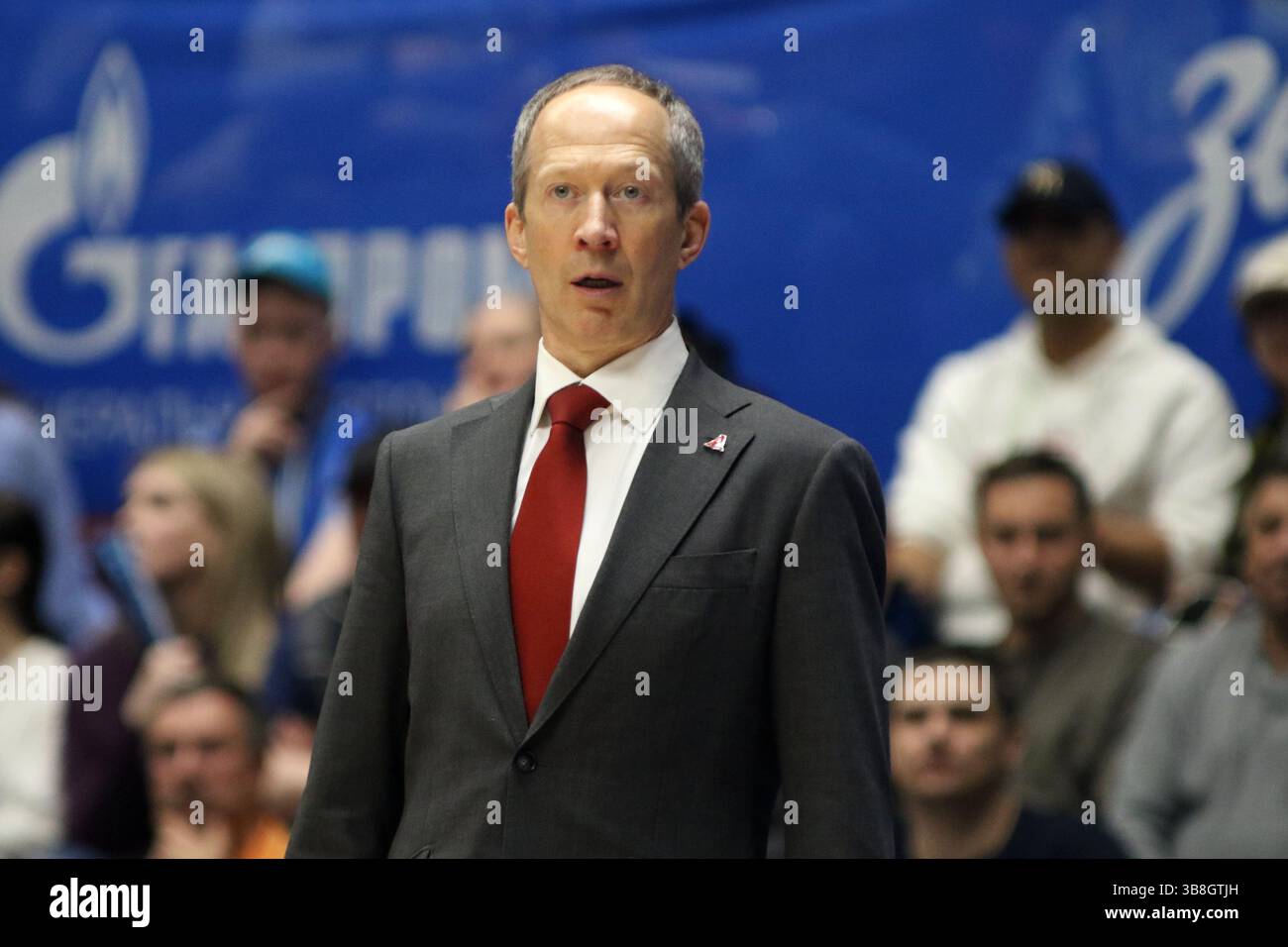 San Pietroburgo, Russia. 7 maggio 2025. Andrey Vedishchev, capo allenatore del Lokomotiv Kuban in azione durante la partita di basket della VTB United League, playoff, 1/2 finali, 2 partite, tra Zenit Saint Petersburg e Lokomotiv Kuban Krasnodar alla "Kck Arena", a San Pietroburgo, Russia. Punteggio finale; Zenit 85:80 Lokomotiv Kuban. (Foto di Maksim Konstantinov/SOPA Images/Sipa USA) credito: SIPA USA/Alamy Live News Foto Stock