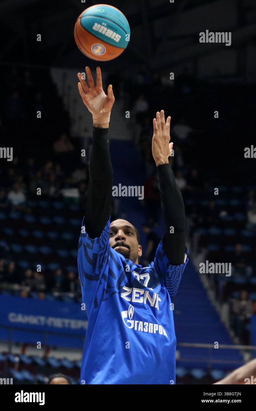 San Pietroburgo, Russia. 7 maggio 2025. Vince Hunter (32) dello Zenit in azione durante la partita di basket della VTB United League, playoff, 1/2 finali, 2 partite, tra Zenit Saint Petersburg e Lokomotiv Kuban Krasnodar alla "Kck Arena", a San Pietroburgo, Russia. Punteggio finale; Zenit 85:80 Lokomotiv Kuban. (Foto di Maksim Konstantinov/SOPA Images/Sipa USA) credito: SIPA USA/Alamy Live News Foto Stock