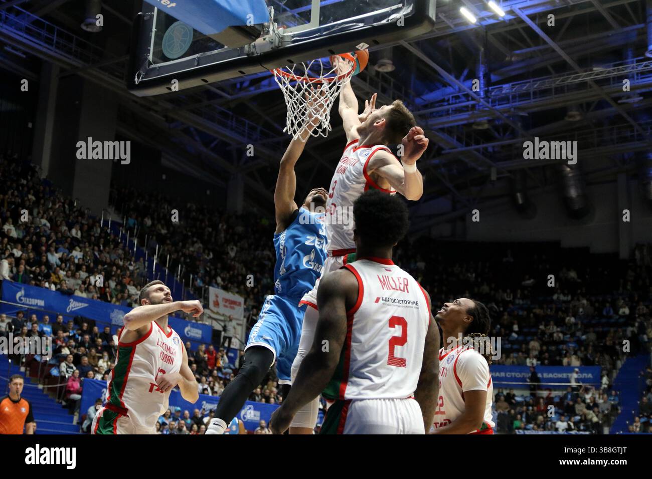 San Pietroburgo, Russia. 7 maggio 2025. Vince Hunter (32) di Zenit, Andrey Martyuk (9) di Lokomotiv Kuban in azione durante la partita di basket della VTB United League, playoff, 1/2 finali, 2 match, tra Zenit San Pietroburgo e Lokomotiv Kuban Krasnodar alla 'kck Arena', a San Pietroburgo, Russia. Punteggio finale; Zenit 85:80 Lokomotiv Kuban. (Foto di Maksim Konstantinov/SOPA Images/Sipa USA) credito: SIPA USA/Alamy Live News Foto Stock