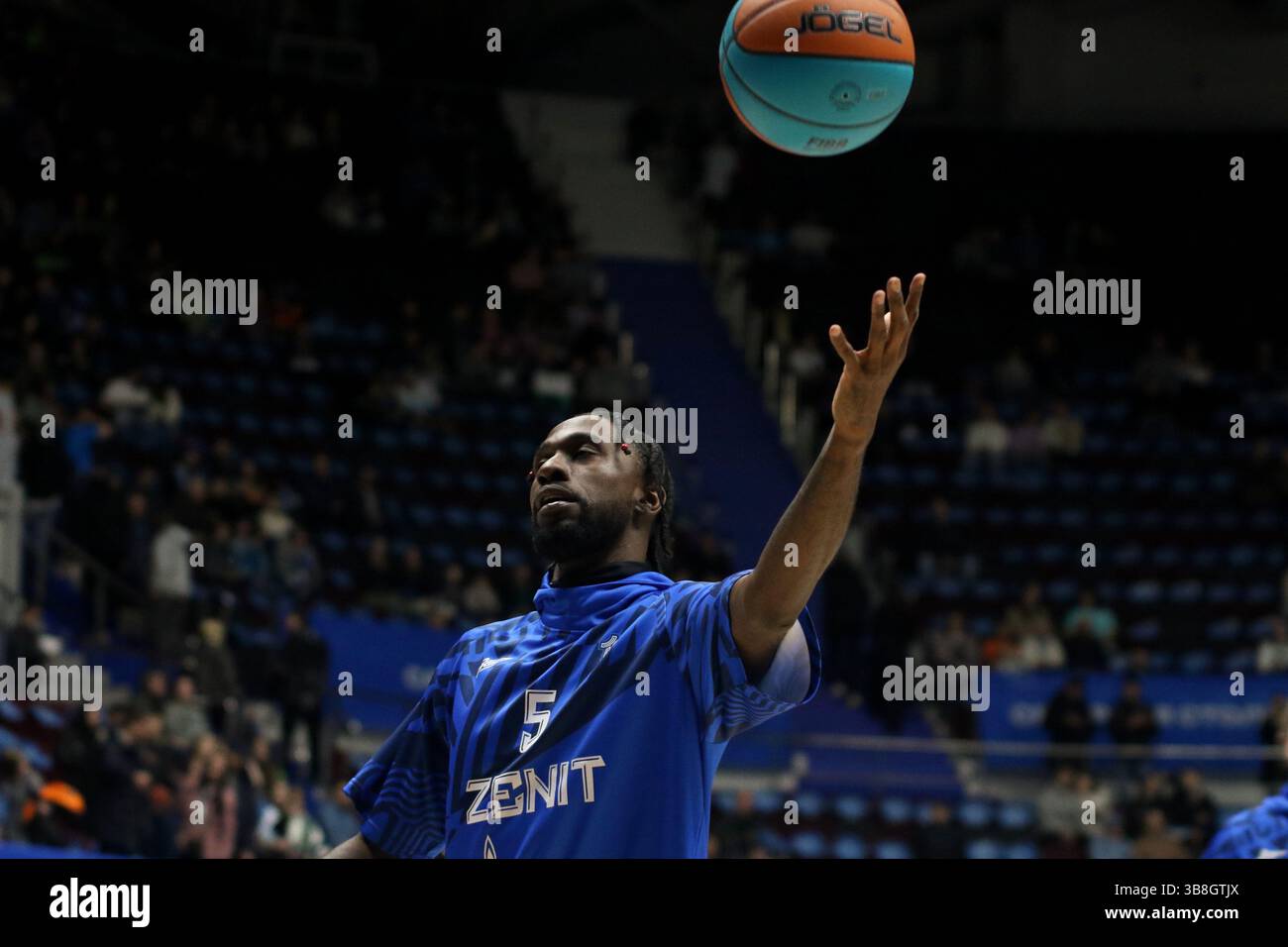 San Pietroburgo, Russia. 7 maggio 2025. Okaro White (5) di Zenit in azione durante la partita di basket della VTB United League, playoff, 1/2 finali, 2 partite, tra Zenit San Pietroburgo e Lokomotiv Kuban Krasnodar alla "Kck Arena", a San Pietroburgo, Russia. Punteggio finale; Zenit 85:80 Lokomotiv Kuban. (Foto di Maksim Konstantinov/SOPA Images/Sipa USA) credito: SIPA USA/Alamy Live News Foto Stock