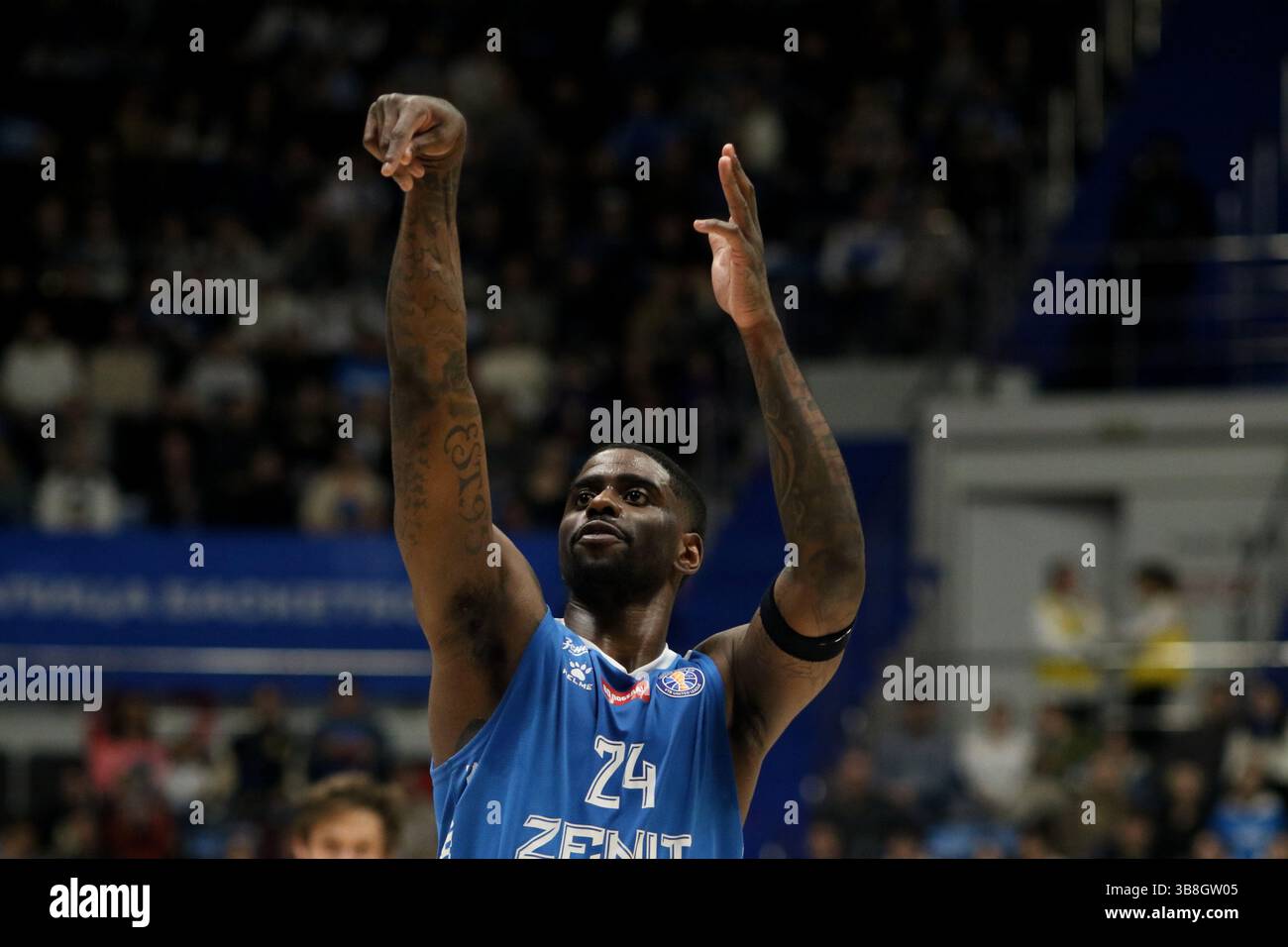San Pietroburgo, Russia. 7 maggio 2025. Dwayne Lee Bacon Jr., noto come Dwayne Bacon (24) di Zenit in azione durante la partita di basket della VTB United League, playoff, 1/2 finali, 2 match, tra Zenit Saint Petersburg e Lokomotiv Kuban Krasnodar alla "Kck Arena", a San Pietroburgo, Russia. Punteggio finale; Zenit 85:80 Lokomotiv Kuban. (Foto di Maksim Konstantinov/SOPA Images/Sipa USA) credito: SIPA USA/Alamy Live News Foto Stock
