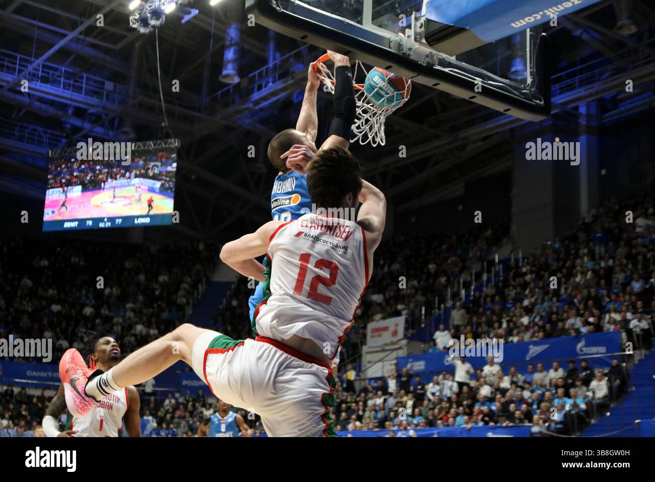 San Pietroburgo, Russia. 7 maggio 2025. Georgy Zhbanov (12) di Zenit, Kirill Yelatontsev (12) di Lokomotiv Kuban in azione durante la partita di basket della VTB United League, playoff, 1/2 finali, 2 partite, tra Zenit San Pietroburgo e Lokomotiv Kuban Krasnodar alla "kck Arena", a San Pietroburgo, Russia. Punteggio finale; Zenit 85:80 Lokomotiv Kuban. (Foto di Maksim Konstantinov/SOPA Images/Sipa USA) credito: SIPA USA/Alamy Live News Foto Stock