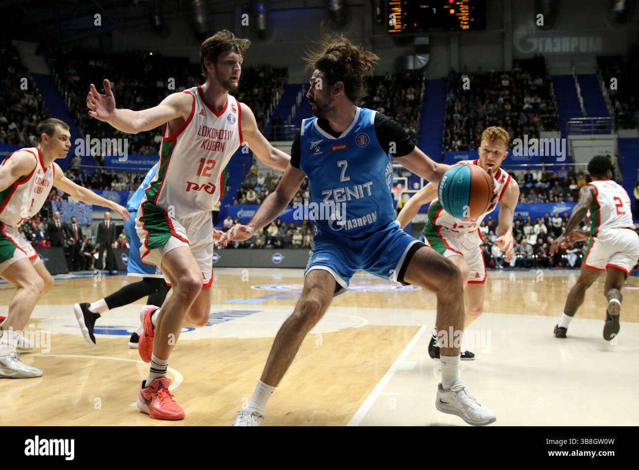 San Pietroburgo, Russia. 7 maggio 2025. Kirill Yelatontsev (12) di Lokomotiv Kuban, Alexey Shved (2) di Zenit in azione durante la partita di basket della VTB United League, playoff, 1/2 finali, 2 match, tra Zenit San Pietroburgo e Lokomotiv Kuban Krasnodar alla "kck Arena", a San Pietroburgo, Russia. Punteggio finale; Zenit 85:80 Lokomotiv Kuban. (Foto di Maksim Konstantinov/SOPA Images/Sipa USA) credito: SIPA USA/Alamy Live News Foto Stock