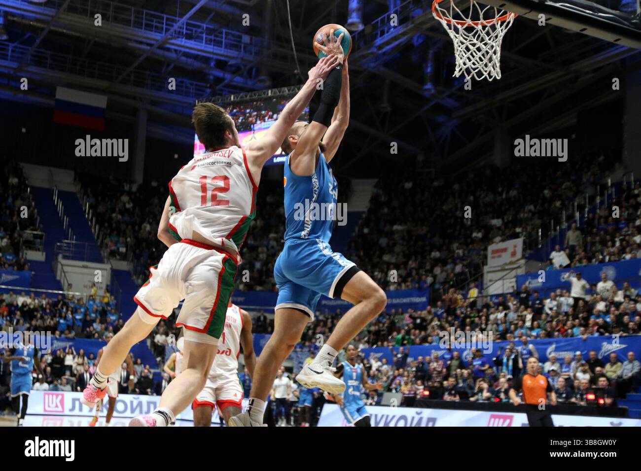 San Pietroburgo, Russia. 7 maggio 2025. Georgy Zhbanov (12) di Zenit, Kirill Yelatontsev (12) di Lokomotiv Kuban in azione durante la partita di basket della VTB United League, playoff, 1/2 finali, 2 partite, tra Zenit San Pietroburgo e Lokomotiv Kuban Krasnodar alla "kck Arena", a San Pietroburgo, Russia. Punteggio finale; Zenit 85:80 Lokomotiv Kuban. (Foto di Maksim Konstantinov/SOPA Images/Sipa USA) credito: SIPA USA/Alamy Live News Foto Stock