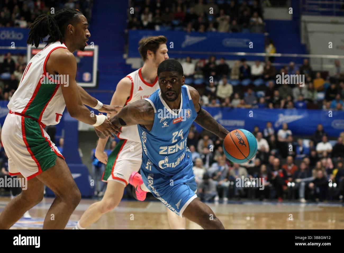 San Pietroburgo, Russia. 7 maggio 2025. Dwayne Lee Bacon Jr., noto come Dwayne Bacon (24) di Zenit in azione durante la partita di basket della VTB United League, playoff, 1/2 finali, 2 match, tra Zenit Saint Petersburg e Lokomotiv Kuban Krasnodar alla "Kck Arena", a San Pietroburgo, Russia. Punteggio finale; Zenit 85:80 Lokomotiv Kuban. (Foto di Maksim Konstantinov/SOPA Images/Sipa USA) credito: SIPA USA/Alamy Live News Foto Stock