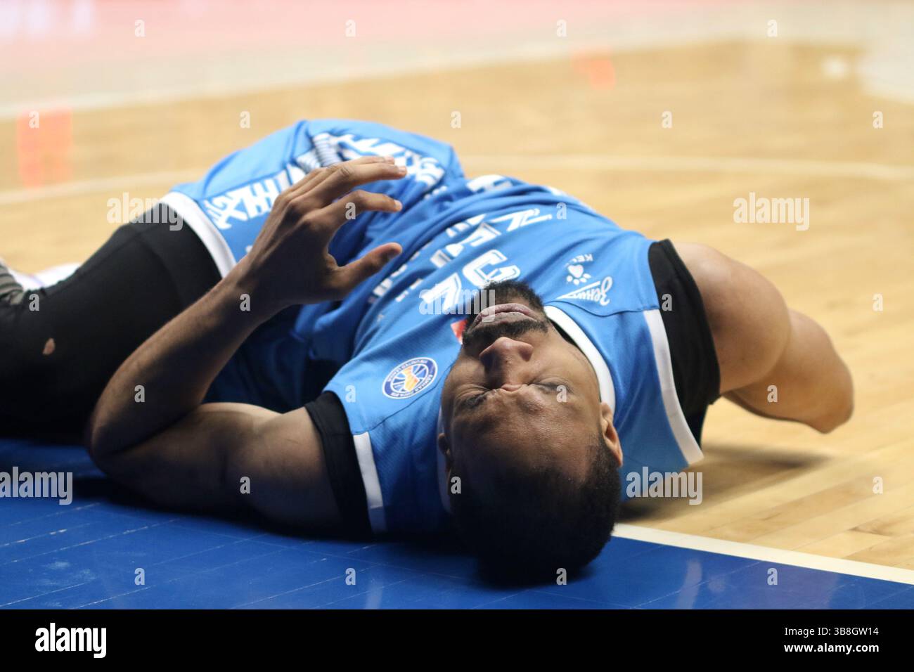 San Pietroburgo, Russia. 7 maggio 2025. Vince Hunter (32) dello Zenit in azione durante la partita di basket della VTB United League, playoff, 1/2 finali, 2 partite, tra Zenit Saint Petersburg e Lokomotiv Kuban Krasnodar alla "Kck Arena", a San Pietroburgo, Russia. Punteggio finale; Zenit 85:80 Lokomotiv Kuban. (Foto di Maksim Konstantinov/SOPA Images/Sipa USA) credito: SIPA USA/Alamy Live News Foto Stock