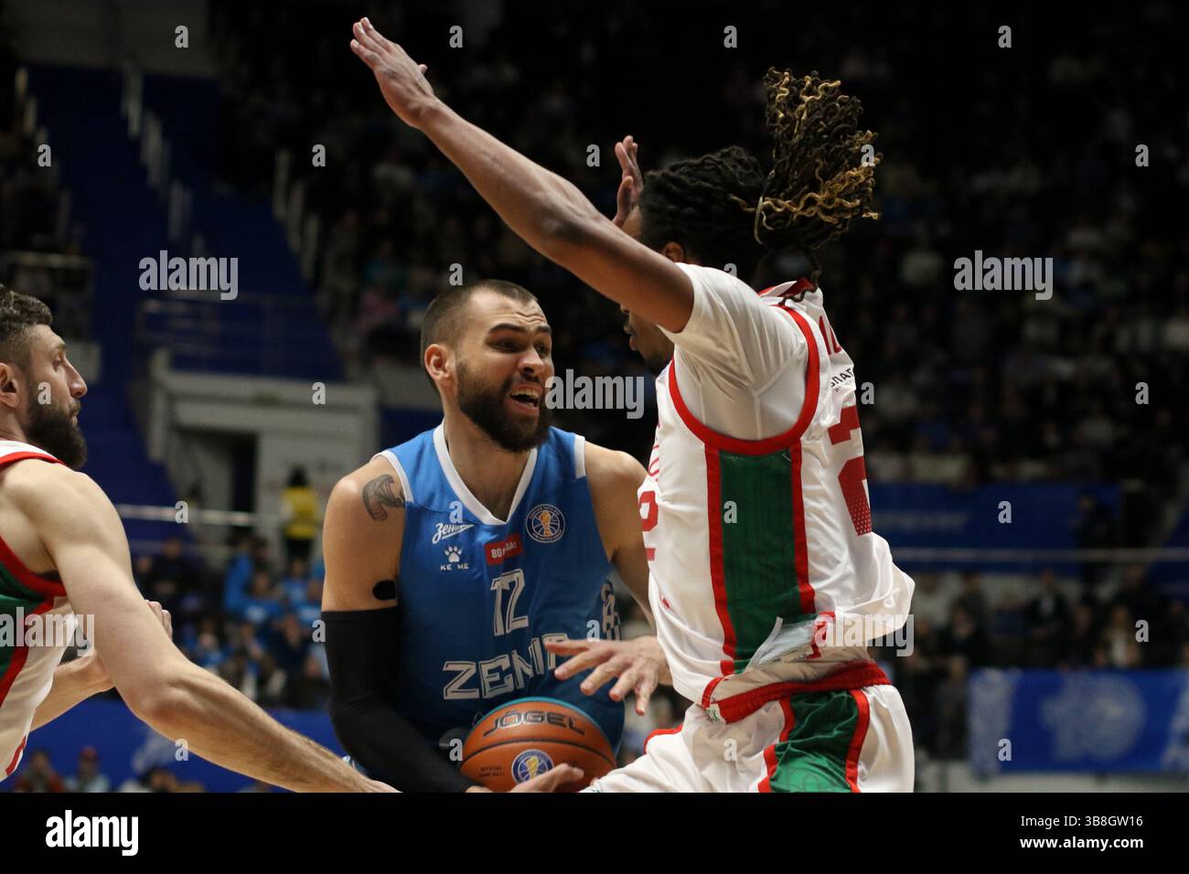 San Pietroburgo, Russia. 7 maggio 2025. Georgy Zhbanov (12) dello Zenit in azione durante la partita di basket della VTB United League, playoff, 1/2 finali, 2 partite, tra Zenit San Pietroburgo e Lokomotiv Kuban Krasnodar alla "Kck Arena", a San Pietroburgo, Russia. Punteggio finale; Zenit 85:80 Lokomotiv Kuban. (Foto di Maksim Konstantinov/SOPA Images/Sipa USA) credito: SIPA USA/Alamy Live News Foto Stock