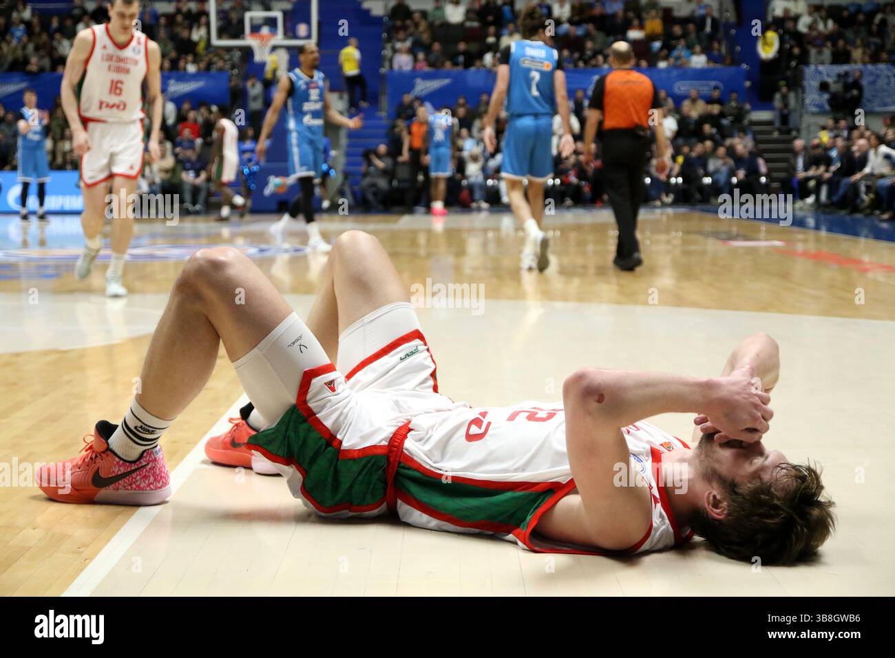 San Pietroburgo, Russia. 7 maggio 2025. Kirill Yelatontsev (12) di Lokomotiv Kuban in azione durante la partita di basket della VTB United League, playoff, 1/2 finali, 2 partite, tra Zenit Saint Petersburg e Lokomotiv Kuban Krasnodar alla "Kck Arena", a San Pietroburgo, Russia. Punteggio finale; Zenit 85:80 Lokomotiv Kuban. (Foto di Maksim Konstantinov/SOPA Images/Sipa USA) credito: SIPA USA/Alamy Live News Foto Stock