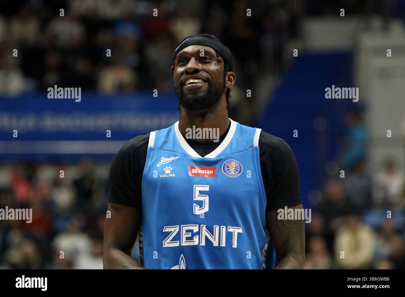 San Pietroburgo, Russia. 7 maggio 2025. Okaro White (5) di Zenit in azione durante la partita di basket della VTB United League, playoff, 1/2 finali, 2 partite, tra Zenit San Pietroburgo e Lokomotiv Kuban Krasnodar alla "Kck Arena", a San Pietroburgo, Russia. Punteggio finale; Zenit 85:80 Lokomotiv Kuban. (Foto di Maksim Konstantinov/SOPA Images/Sipa USA) credito: SIPA USA/Alamy Live News Foto Stock