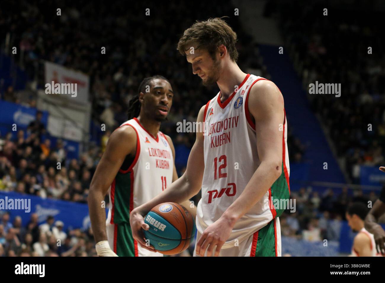 San Pietroburgo, Russia. 7 maggio 2025. Isaiah Whaley (11), Kirill Yelatontsev (12) di Lokomotiv Kuban in azione durante la partita di basket della VTB United League, playoff, 1/2 finali, 2 partite, tra Zenit San Pietroburgo e Lokomotiv Kuban Krasnodar alla "kck Arena", a San Pietroburgo, Russia. Punteggio finale; Zenit 85:80 Lokomotiv Kuban. (Foto di Maksim Konstantinov/SOPA Images/Sipa USA) credito: SIPA USA/Alamy Live News Foto Stock