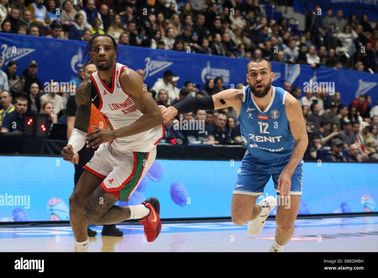 San Pietroburgo, Russia. 7 maggio 2025. Georgy Zhbanov (12) di Zenit, Antonius Cleveland (1) di Lokomotiv Kuban in azione durante la partita di basket della VTB United League, playoff, 1/2 finali, 2 match, tra Zenit San Pietroburgo e Lokomotiv Kuban Krasnodar alla "Kck Arena", a San Pietroburgo, Russia. Punteggio finale; Zenit 85:80 Lokomotiv Kuban. (Foto di Maksim Konstantinov/SOPA Images/Sipa USA) credito: SIPA USA/Alamy Live News Foto Stock