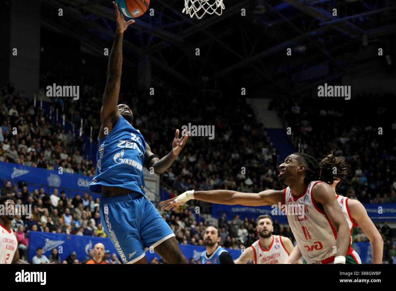 San Pietroburgo, Russia. 7 maggio 2025. Dwayne Lee Bacon Jr., noto come Dwayne Bacon (24) di Zenit in azione durante la partita di basket della VTB United League, playoff, 1/2 finali, 2 match, tra Zenit Saint Petersburg e Lokomotiv Kuban Krasnodar alla "Kck Arena", a San Pietroburgo, Russia. Punteggio finale; Zenit 85:80 Lokomotiv Kuban. (Foto di Maksim Konstantinov/SOPA Images/Sipa USA) credito: SIPA USA/Alamy Live News Foto Stock