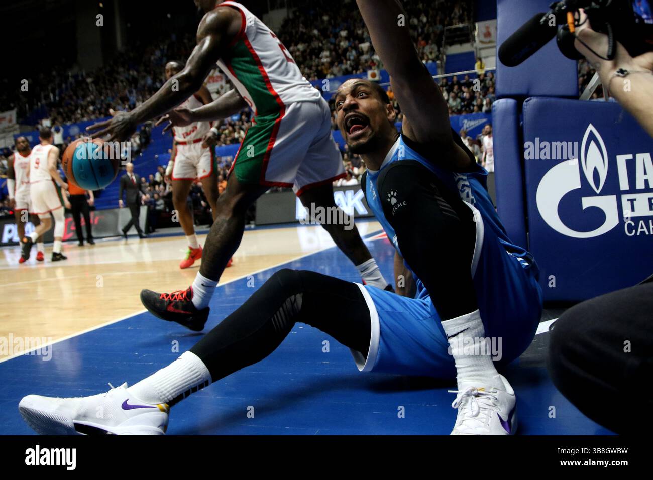 San Pietroburgo, Russia. 7 maggio 2025. Vince Hunter (32) dello Zenit in azione durante la partita di basket della VTB United League, playoff, 1/2 finali, 2 partite, tra Zenit Saint Petersburg e Lokomotiv Kuban Krasnodar alla "Kck Arena", a San Pietroburgo, Russia. Punteggio finale; Zenit 85:80 Lokomotiv Kuban. (Foto di Maksim Konstantinov/SOPA Images/Sipa USA) credito: SIPA USA/Alamy Live News Foto Stock