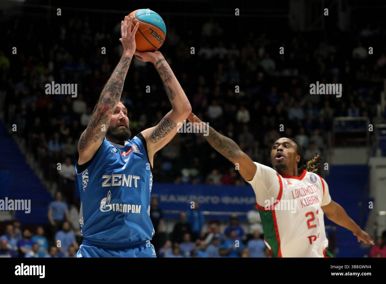 San Pietroburgo, Russia. 7 maggio 2025. Sergey Karasev (7) dello Zenit in azione durante la partita di basket della VTB United League, playoff, 1/2 finali, 2 partite, tra Zenit San Pietroburgo e Lokomotiv Kuban Krasnodar alla "kck Arena", a San Pietroburgo, Russia. Punteggio finale; Zenit 85:80 Lokomotiv Kuban. (Foto di Maksim Konstantinov/SOPA Images/Sipa USA) credito: SIPA USA/Alamy Live News Foto Stock