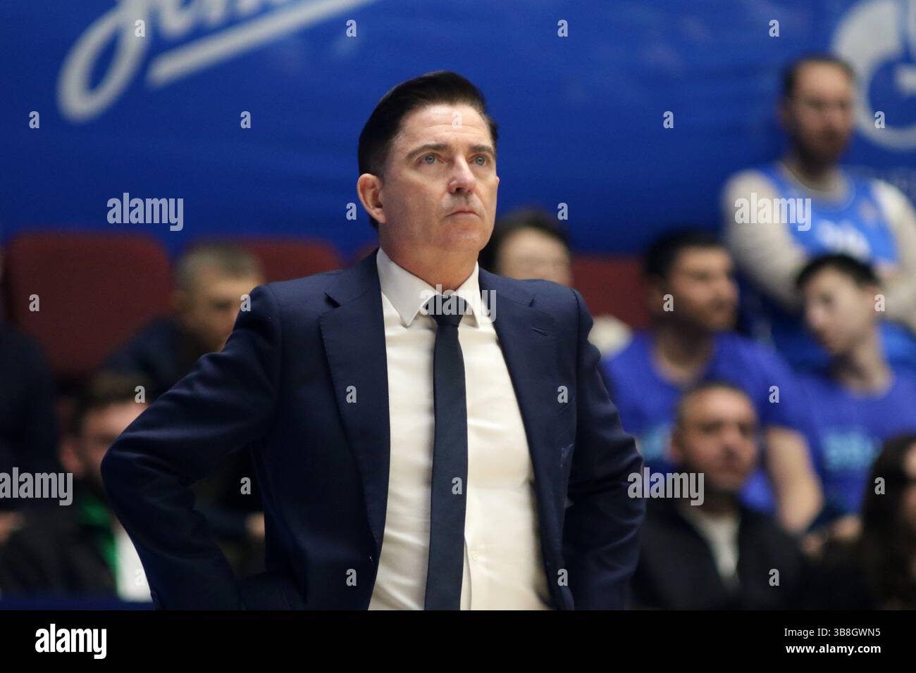 San Pietroburgo, Russia. 7 maggio 2025. Xavier Pascual, noto come Xavi Pascual, capo allenatore dello Zenit in azione durante la partita di basket della VTB United League, playoff, 1/2 finali, 2 partite, tra Zenit Saint Petersburg e Lokomotiv Kuban Krasnodar alla "Kck Arena", a San Pietroburgo, Russia. Punteggio finale; Zenit 85:80 Lokomotiv Kuban. (Foto di Maksim Konstantinov/SOPA Images/Sipa USA) credito: SIPA USA/Alamy Live News Foto Stock