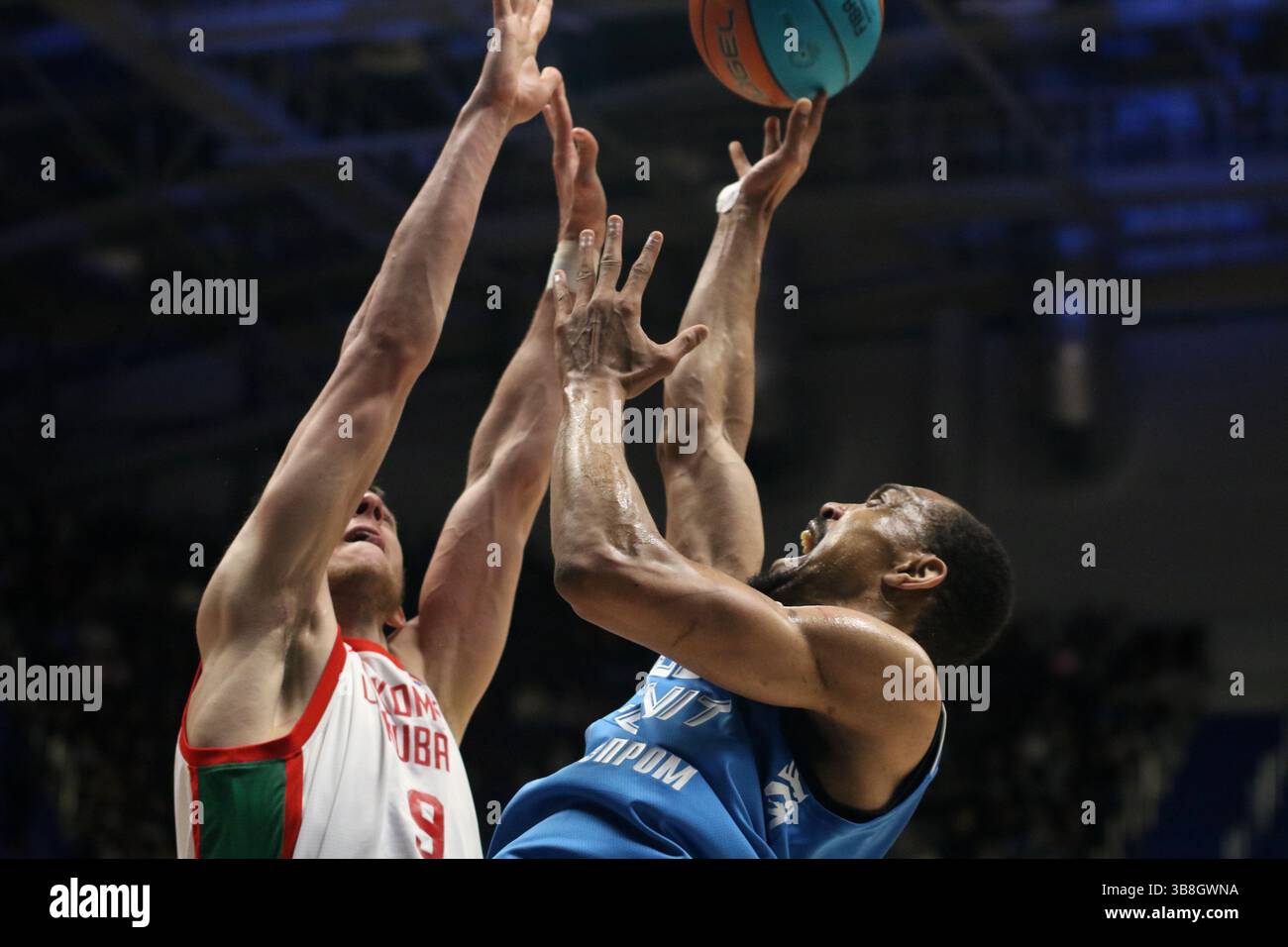 San Pietroburgo, Russia. 7 maggio 2025. Andrey Martyuk (9) di Lokomotiv Kuban, Vince Hunter (32) di Zenit in azione durante la partita di basket della VTB United League, playoff, 1/2 finali, 2 match, tra Zenit San Pietroburgo e Lokomotiv Kuban Krasnodar alla "kck Arena", a San Pietroburgo, Russia. Punteggio finale; Zenit 85:80 Lokomotiv Kuban. (Foto di Maksim Konstantinov/SOPA Images/Sipa USA) credito: SIPA USA/Alamy Live News Foto Stock