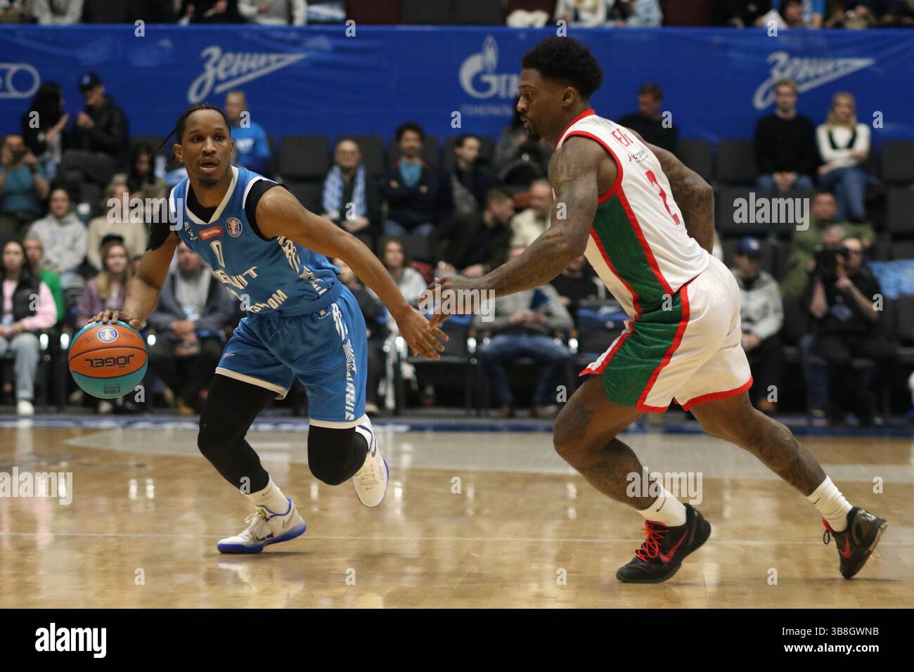 San Pietroburgo, Russia. 7 maggio 2025. Patrick Miller (2) di Lokomotiv Kuban, Trent Frazier (0) di Zenit in azione durante la partita di basket della VTB United League, playoff, 1/2 finali, 2 match, tra Zenit Saint Petersburg e Lokomotiv Kuban Krasnodar alla "Kck Arena", a San Pietroburgo, Russia. Punteggio finale; Zenit 85:80 Lokomotiv Kuban. (Foto di Maksim Konstantinov/SOPA Images/Sipa USA) credito: SIPA USA/Alamy Live News Foto Stock