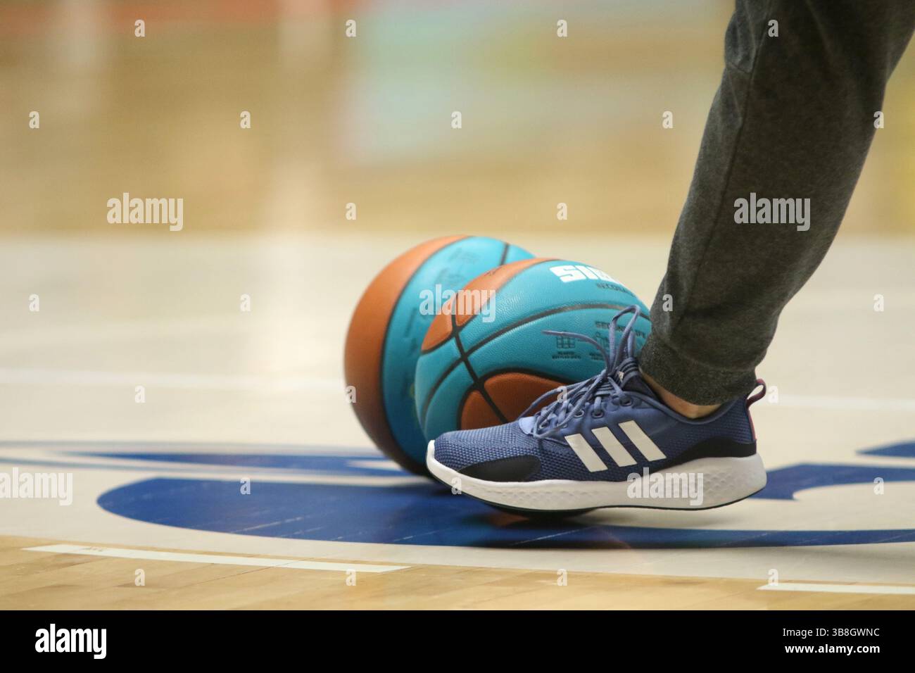 San Pietroburgo, Russia. 7 maggio 2025. Palla e gamba la partita di basket della VTB United League, playoff, 1/2 finali, 2 partite, tra Zenit San Pietroburgo e Lokomotiv Kuban Krasnodar alla "Kck Arena", a San Pietroburgo, Russia. Punteggio finale; Zenit 85:80 Lokomotiv Kuban. (Foto di Maksim Konstantinov/SOPA Images/Sipa USA) credito: SIPA USA/Alamy Live News Foto Stock