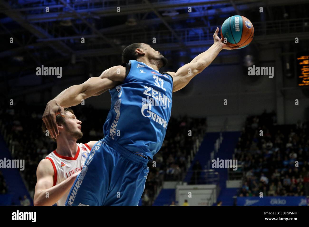 San Pietroburgo, Russia. 7 maggio 2025. Vince Hunter (32) dello Zenit in azione durante la partita di basket della VTB United League, playoff, 1/2 finali, 2 partite, tra Zenit Saint Petersburg e Lokomotiv Kuban Krasnodar alla "Kck Arena", a San Pietroburgo, Russia. Punteggio finale; Zenit 85:80 Lokomotiv Kuban. (Foto di Maksim Konstantinov/SOPA Images/Sipa USA) credito: SIPA USA/Alamy Live News Foto Stock