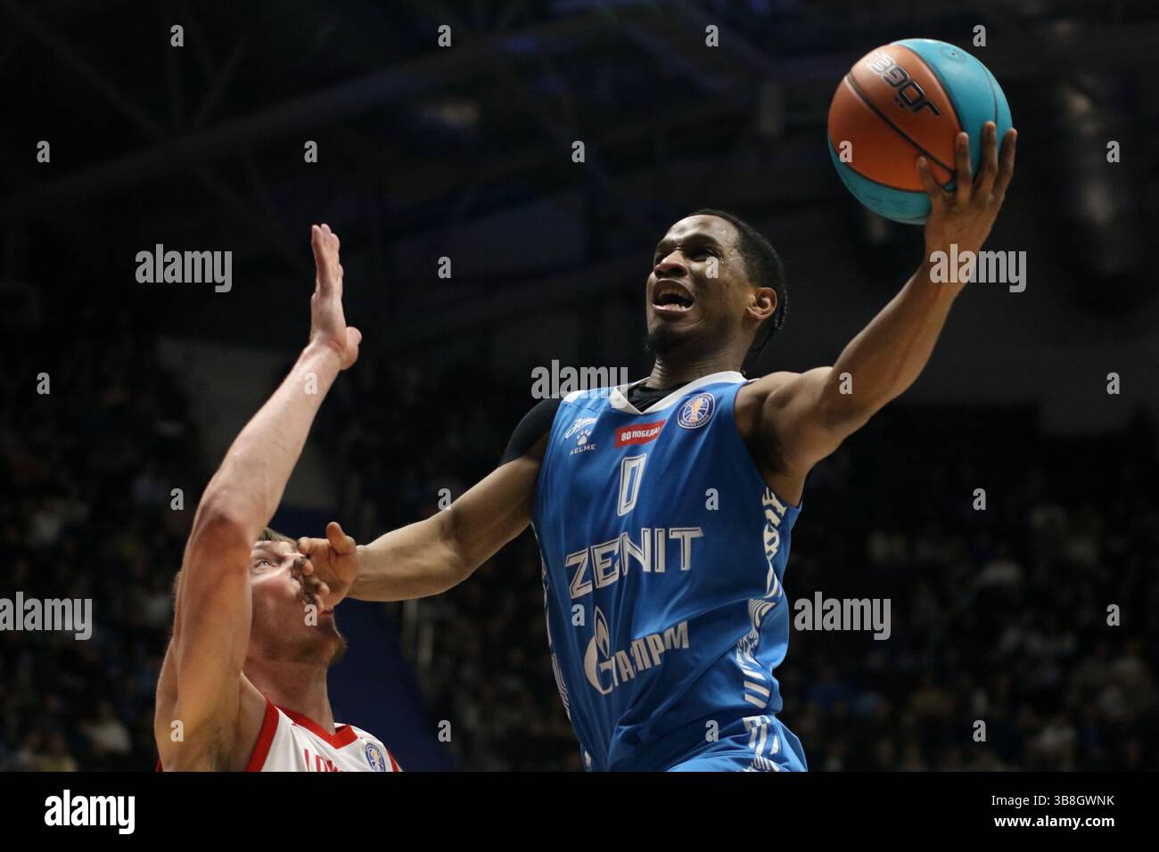 San Pietroburgo, Russia. 7 maggio 2025. Trent Frazier (0) dello Zenit in azione durante la partita di basket della VTB United League, playoff, 1/2 finali, 2 partite, tra Zenit San Pietroburgo e Lokomotiv Kuban Krasnodar alla "kck Arena", a San Pietroburgo, Russia. Punteggio finale; Zenit 85:80 Lokomotiv Kuban. (Foto di Maksim Konstantinov/SOPA Images/Sipa USA) credito: SIPA USA/Alamy Live News Foto Stock