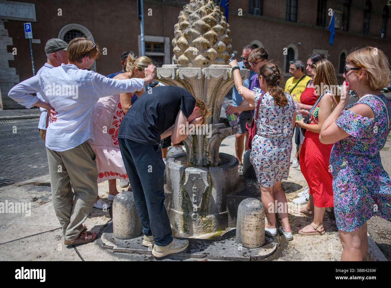 16 luglio 2023, Roma, Italia: I turisti intorno ad una fontana dalla quale esce acqua dolce per proteggersi dalle ondate di calore di Roma. Nuova ondata di calore grazie all'azione dell'anticiclone africano che causa l'aumento delle temperature percepite. (Immagine di credito: © Marcello Valeri/ZUMA Press Wire) Foto Stock
